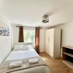 https://holiday-rooms-in-the-heart-of-canary-wharf.cambridgehotelsuk.com